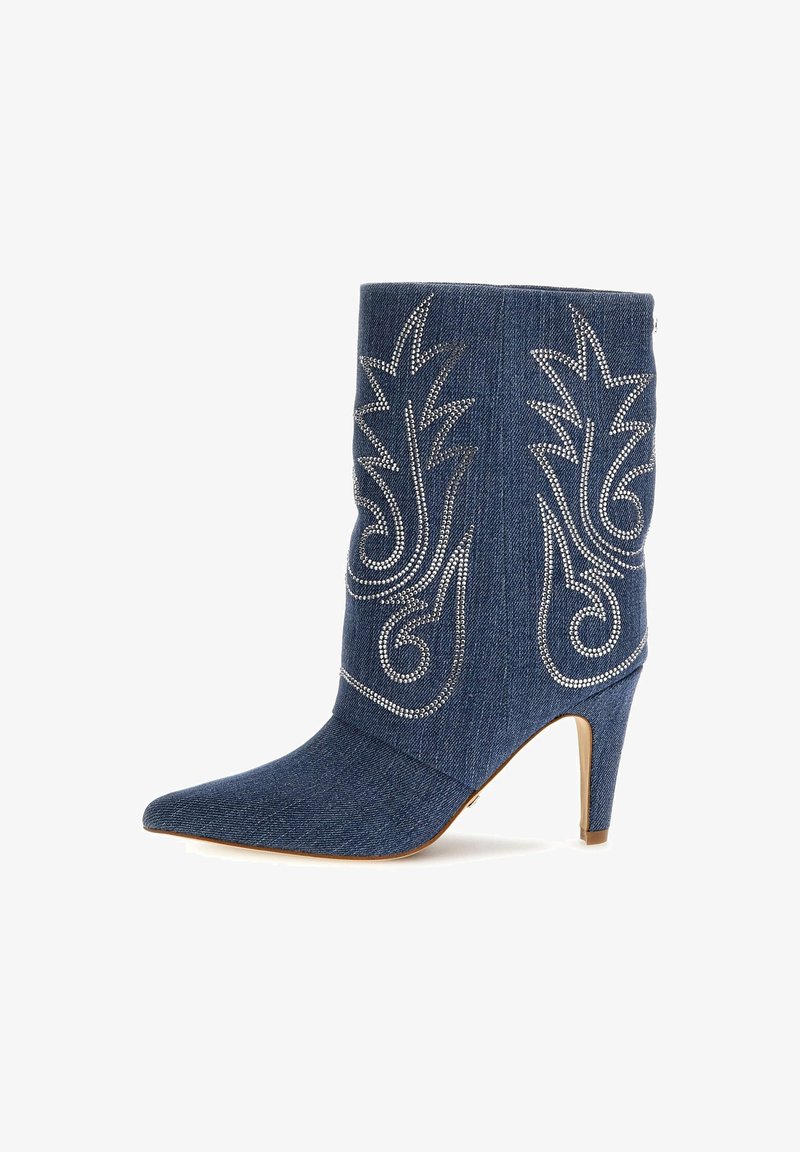 Denimist ankle boot terava varvas, kõver disain, hõbedased dekoratiivõmblused ja 3-tolline stilettokand. Tume sinine koos tekstureeritud viimistlusega.