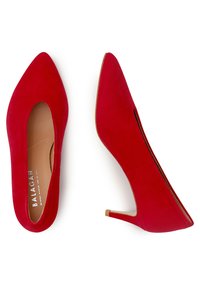 Punttit korkokengät punaisesta mokasta, joissa on terävä kärki ja leikattu yksityiskohta sivuilla. Kapea korko, jossa on kultainen yksityiskohta pohjassa.