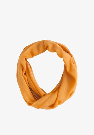 Blød, let orange infinity-tørklæde snoet i en løkke, vist på en hvid baggrund.