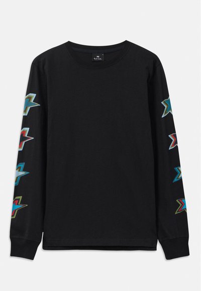 Melnbalts krekls ar garām piedurknēm, izgatavots no kokvilnas, ar krāsainiem zvaigžņu rakstiem uz abām piedurknēm un apaļu apkakli.