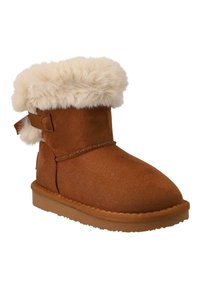 Bottine en suède marron avec un col en faux fourrure beige, des détails en couture et une sangle latérale. Semelle en caoutchouc plate pour le confort.