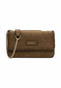 Clutch in camoscio marrone con tracolla a catena, caratterizzato da una cucitura decorativa lungo i bordi e una piastrina con logo in tonalità oro. Design compatto.