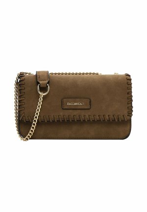 Clutch in camoscio marrone con tracolla a catena, caratterizzato da una cucitura decorativa lungo i bordi e una piastrina con logo in tonalità oro. Design compatto.