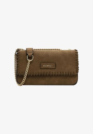 Brun suede clutch med en kædestrop, der har dekorativ syning langs kanterne og en logo-plade i guldfarve. Kompakt design.