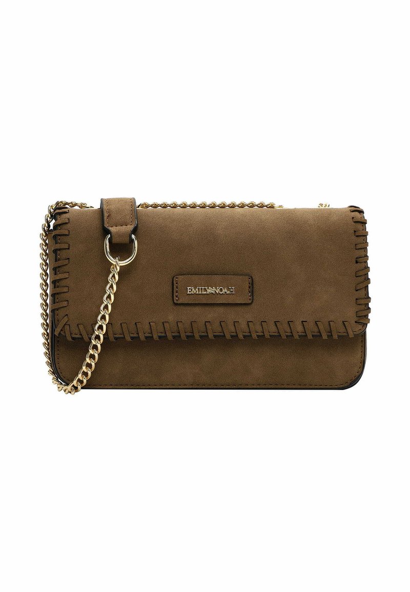 Clutch in camoscio marrone con tracolla a catena, caratterizzato da una cucitura decorativa lungo i bordi e una piastrina con logo in tonalità oro. Design compatto.