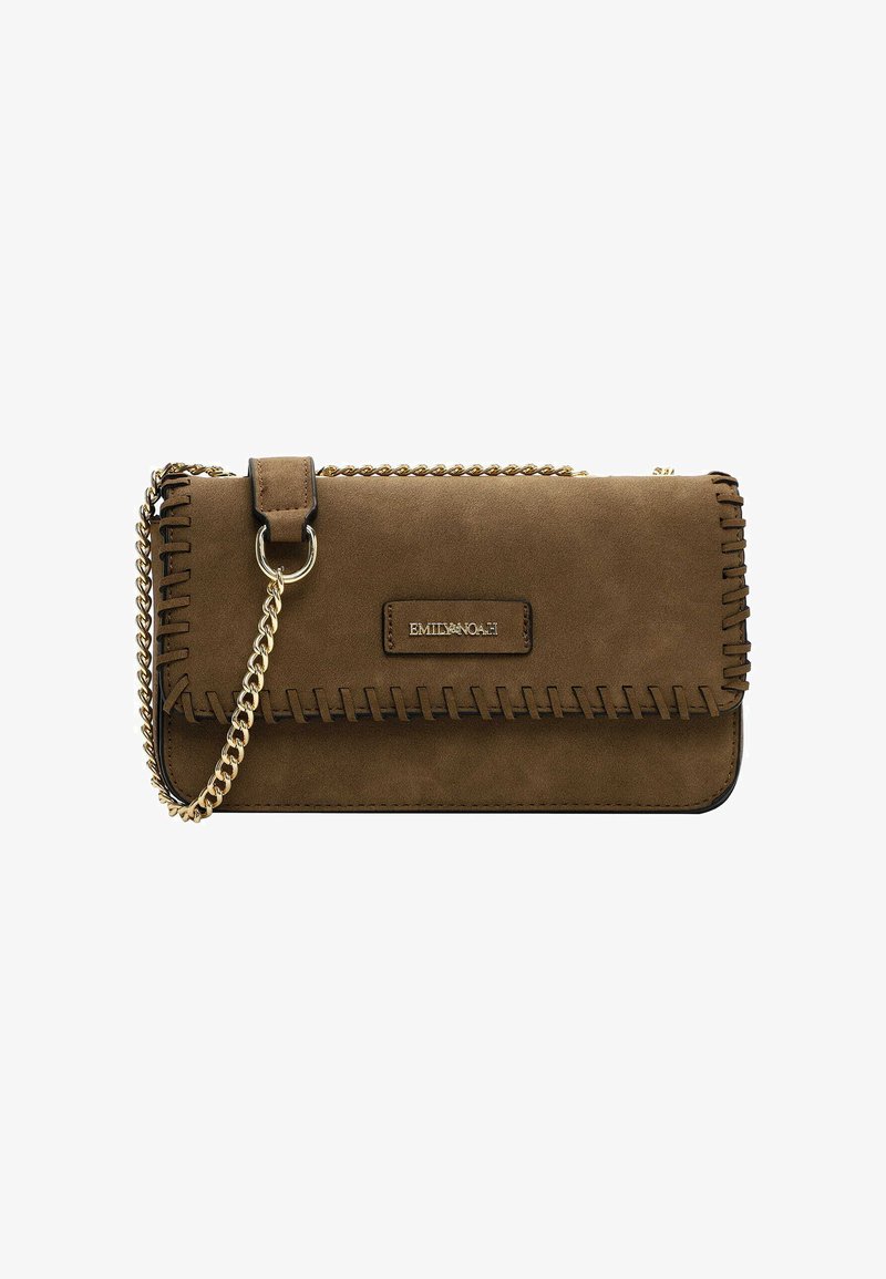 Braune Wildleder-Clutch mit einer Kettenriemen, verziert mit dekorativen Nähten entlang der Kanten und einer Logo-Plakette in Goldoptik. Kompaktes Design.