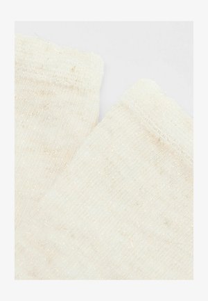 Zbliżenie na dwie jasnoszare wełniane skarpetki z prążkowanymi mankietami i subtelnymi złotymi nitkami wplecionymi w tkaninę.