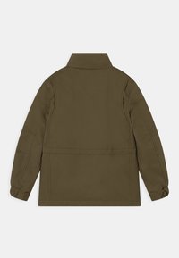 Olivově zelená bunda s límcem, dlouhými rukávy a rovnými liniemi. Má viditelné švy a hladkou texturu látky.