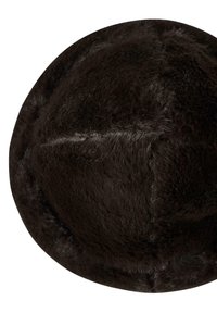 Ruskea tekoturkis-hattu, jossa on pyöreä muoto, pehmeä tekstuuri ja näkyvät saumat, suunniteltu lämpöä ja mukavuutta varten.