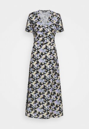 Zwarte midi-jurk met korte mouwen, V-hals, knoopsluiting aan de voorkant, nauwsluitende taille en een paars-crèmekleurig bloemenpatroon.