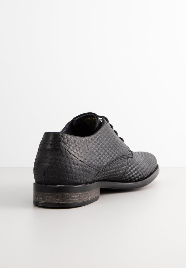 Zapato de cuero negro con un patrón texturizado y tejido. Presenta un tacón bajo y un diseño de cordones. Forro interno suave y talón reforzado.