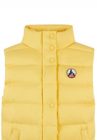Gilet imbottito giallo con collo alto, bottoni frontali e patch con marchio. Tessuto morbido con motivo trapuntato e una consistenza liscia.