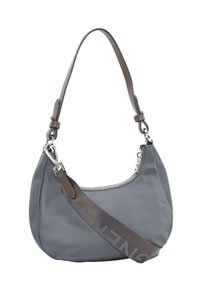 Harmaa nailoninen olkalaukku, jossa on kaareva muoto, hopeinen vetoketjukiinnitys, ruskea säädettävä hihna ja metalliset yksityiskohtat.