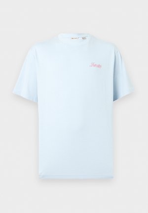 T-shirt en coton bleu clair à manches courtes avec un petit logo "Paris" rose sur le haut à gauche de la poitrine et un col rond.