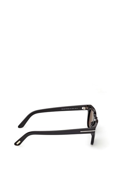 Ochelari de soare negri cu un cadru rectangular larg. Au lentile de culoare maro, brațe elegante și accente argintii subtile lângă balamale.