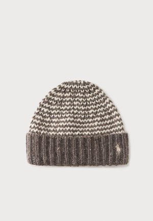 Bonnet tricoté avec revers côtelé gris foncé et motif rayé blanc et gris sur le dessus, avec petit logo brodé sur le revers.