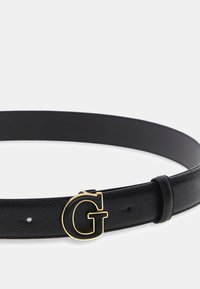 Cintura in pelle nera con finitura testurizzata, dotata di fibbia "G" color oro e hardware regolabile. Design classico adatto a diversi outfit.