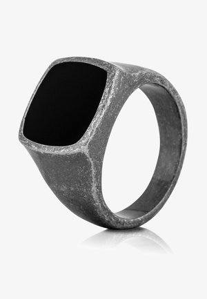 Anillo cuadrado de piedra negra en un ajuste de metal negro mate texturizado. Incluye bordes suaves con una banda ancha y un brillo sutil.