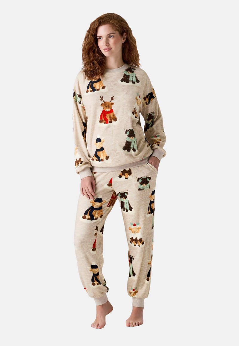 Cremefarbene Fleece-Loungewear-Set mit verspielten Tiermustern in verschiedenen Farben, mit einem entspannten Schnitt und elastischen Bündchen an der Hose.