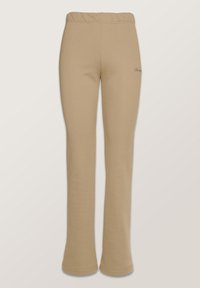 Beige melegítő nadrág széles, rugalmas derékkal, egyenes lábform ával és puha textúrával. Oldalán diszkrét logóval van ellátva.