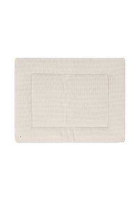 Tapis de bain texturé beige avec un motif en relief, présentant un rectangle central et une bordure cousue. Mesures approximativement rectangulaires.