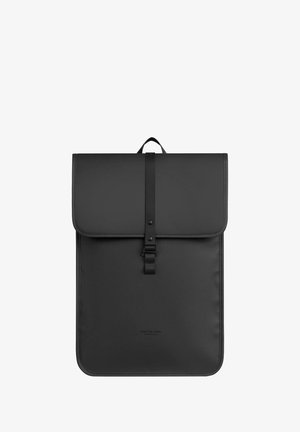 Mochila rectangular negra hecha de material suave, que cuenta con un cierre de solapa con una correa y un asa superior para llevar.