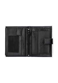 Czarny skórzany portfel o teksturowanym wykończeniu, z kieszenią na zamek, slotami na karty oraz przezroczystą kieszenią na identyfikator po lewej stronie.