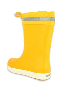 Botte en caoutchouc imperméable jaune avec une finition texturée, dotée d'une bande réfléchissante argentée autour du haut et d'un poignet resserré pour un ajustement sécurisé.