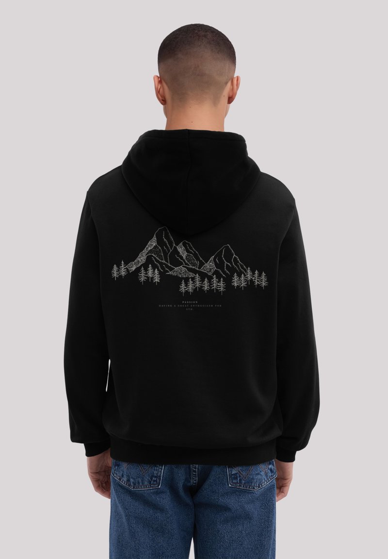 Zwarte hoodie met een textuur van een berg en boom graphic in wit op de achterkant. Voorzien van een trekkoordkap en geribbelde mouwen.