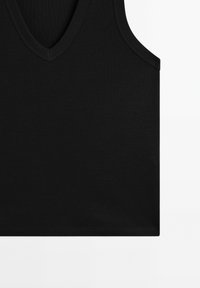 Top nero senza maniche realizzato in tessuto morbido, con un design a profondo scollo a V, orlo dritto e texture liscia.