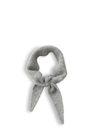 Sciarpa grigia lavorata a maglia legata con un nodo semplice con due estremità penzolanti, mostrata su sfondo bianco.