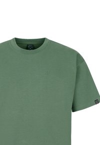 Groene katoenen t-shirt met een ronde hals, korte mouwen en een subtiele geborduurde logo op de borst. Zachte textuur, casual ontwerp.