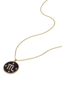 Goudkleurige ketting met een ronde hanger met een marineblauwe achtergrond, een gouden "m"-symbool en kleine steraccenten rondom de rand.