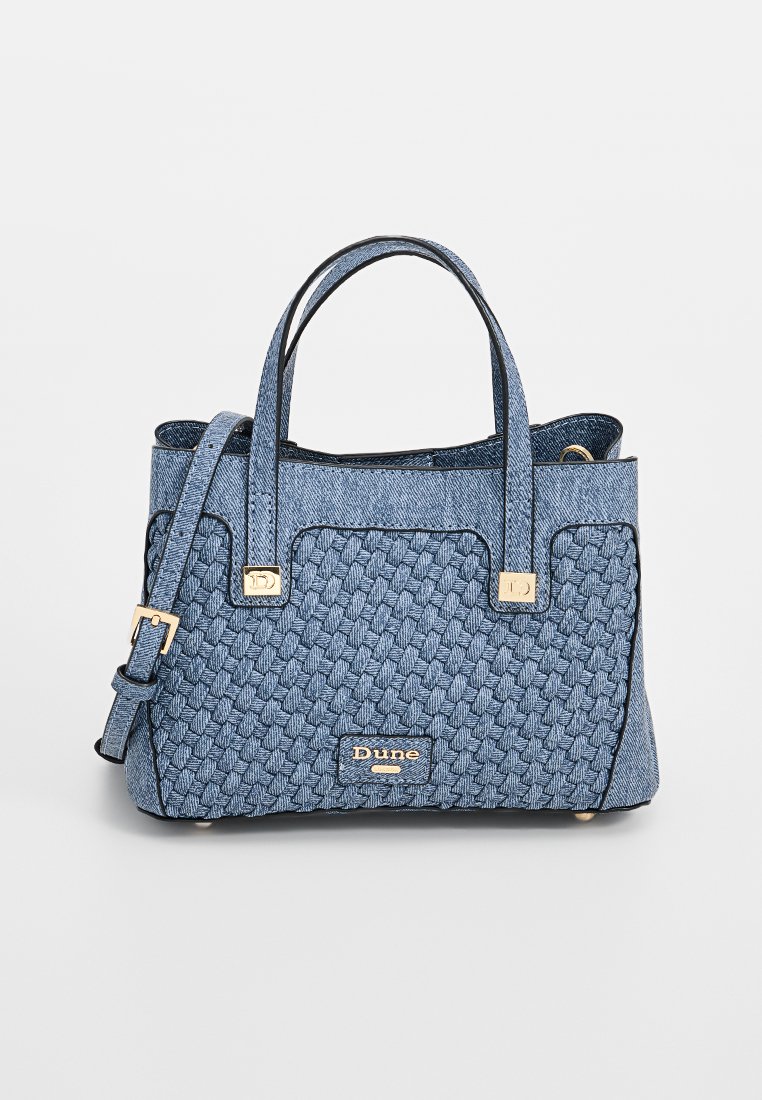 Sac à main en denim bleu tissé avec deux poignées courtes, une sangle détachable, des garnitures dorées et une forme rectangulaire arborant un logo de marque.