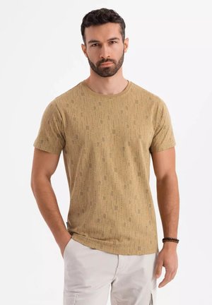 Beige kortærmet t-shirt lavet af glat bomuld, med et subtilt gentaget tekstmønster i mørkere nuancer og runde halsudskæring.