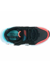 Zapatilla deportiva negra con parte superior de malla, acentos turquesa y detalles en coral. Presenta un collar acolchado, cordones y suela blanca.