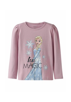 Camisetta a maniche lunghe rosa chiaro con grafica di un personaggio con capelli biondi e un abito blu, decorato con fiocchi di neve e il testo "Magia del Ghiaccio".