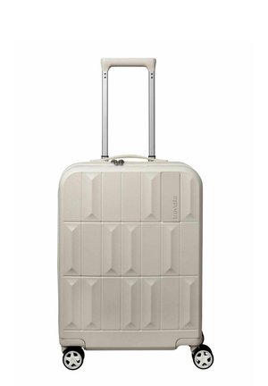 Beige Hartschalen-Handgepäckkoffer mit ausziehbarem Griff und vier drehbaren Rollen, mit einem geometrischen Muster auf der Vorderseite.