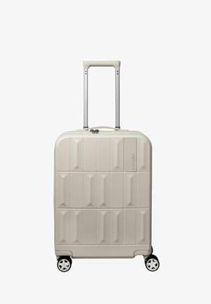 Beige handbagagekoffer met harde schaal, telescopisch handvat en vier zwenkwielen, met een geometrisch patroon op het voorpaneel.