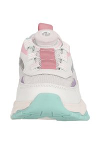 Mesh- und synthetischer Sneaker in Weiß mit rosa und lila Akzenten; verfügt über einen Vorderdrehknopf zum Schnüren und eine mintgrüne Sohle.