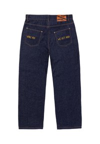 Jeans in denim blu scuro con una vestibilità ampia, caratterizzati da testo ricamato giallo sulle tasche posteriori: "MENTRE TU" e "NOI CI SBRONZIAMO."