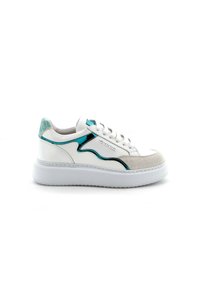 Zapatilla blanca con acentos en turquesa y negro, hecha de materiales de ante y cuero, punta redonda, suela plana y diseño de cordones.