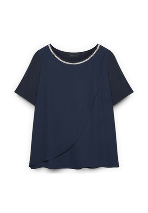 Námořnicky modrá halenka s krátkými rukávy, s vícevrstvým detailem vpředu a perlovým řetízkem kolem kulatého výstřihu, vyrobená z lehké látky.