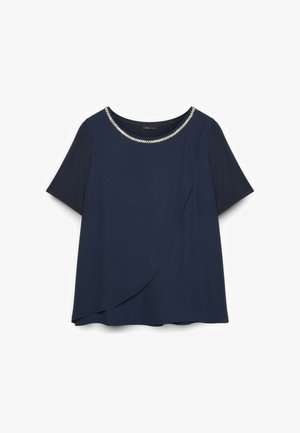 Blusa blu navy a maniche corte con dettaglio frontale a strati e rifinitura con catena di perle intorno al collo rotondo, realizzata in tessuto leggero.