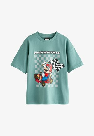Lichtgroen katoenen t-shirt met een geprint graphic van een personage in een go-kart, dat een geblokte vlag vasthoudt, op een schaakbordachtergrond.