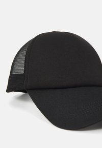 Gorra negra con parte delantera de tela sólida y paneles laterales de malla. Visera curva con costuras decorativas. Diseñada para un uso transpirable.