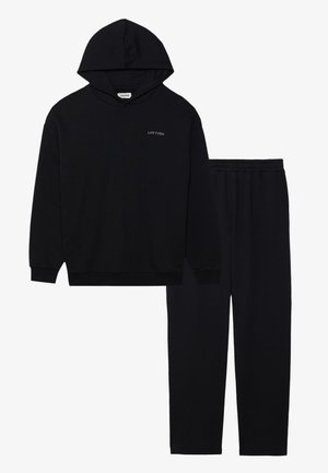 Conjunto de sudadera negra con pantalones a juego. La sudadera tiene un bolsillo frontal y capucha con cordón, los pantalones cuentan con una cintura elástica. Textura de tela suave.