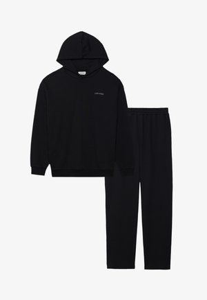 Schwarzes Hoodie- und passendes Hosen-Set. Das Hoodie hat eine Fronttasche und eine Kapuze mit Zugband, die Hose verfügt über einen elastischen Bund. Weicher Stoff.