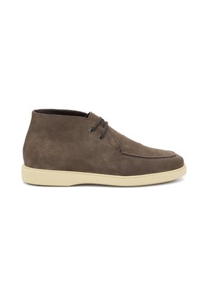 Stivaletti in suede marrone fino alla caviglia con due asole per i lacci, punta arrotondata e suola in gomma beige chiaro. Texture liscia con cuciture minime.