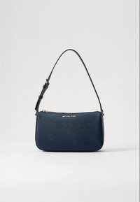 Tumesinise nahast käekott, sileda tekstuuriga, ühe reguleeritava rihmaga ja kuldse logoga riistvara. Ülal lukuga sulgemisfunktsioon.